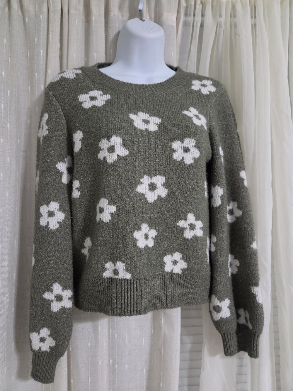 Crewneck Floral Knit Sweater in Olive and Cream